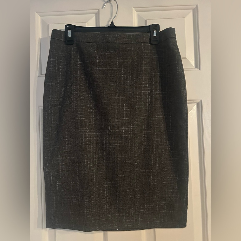Ann Taylor Gray/White Midi Pencil Skirt. Size 10. NWT.